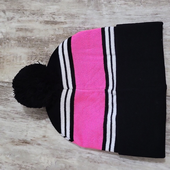 NWOT VS PINK Knit Pom Pom Hat - Picture 3 of 6